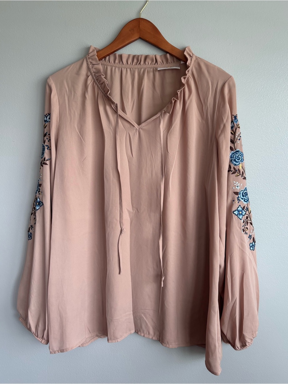 Belle by Kim Gravel Boho Peasant Blouse V-Neck Blue Floral Embroidered Sleeves L